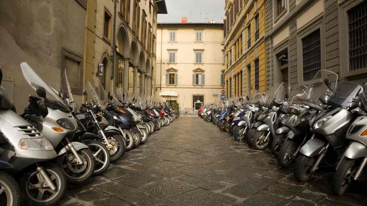 Omicidio nel cuore di Napoli per un motorino: la follia