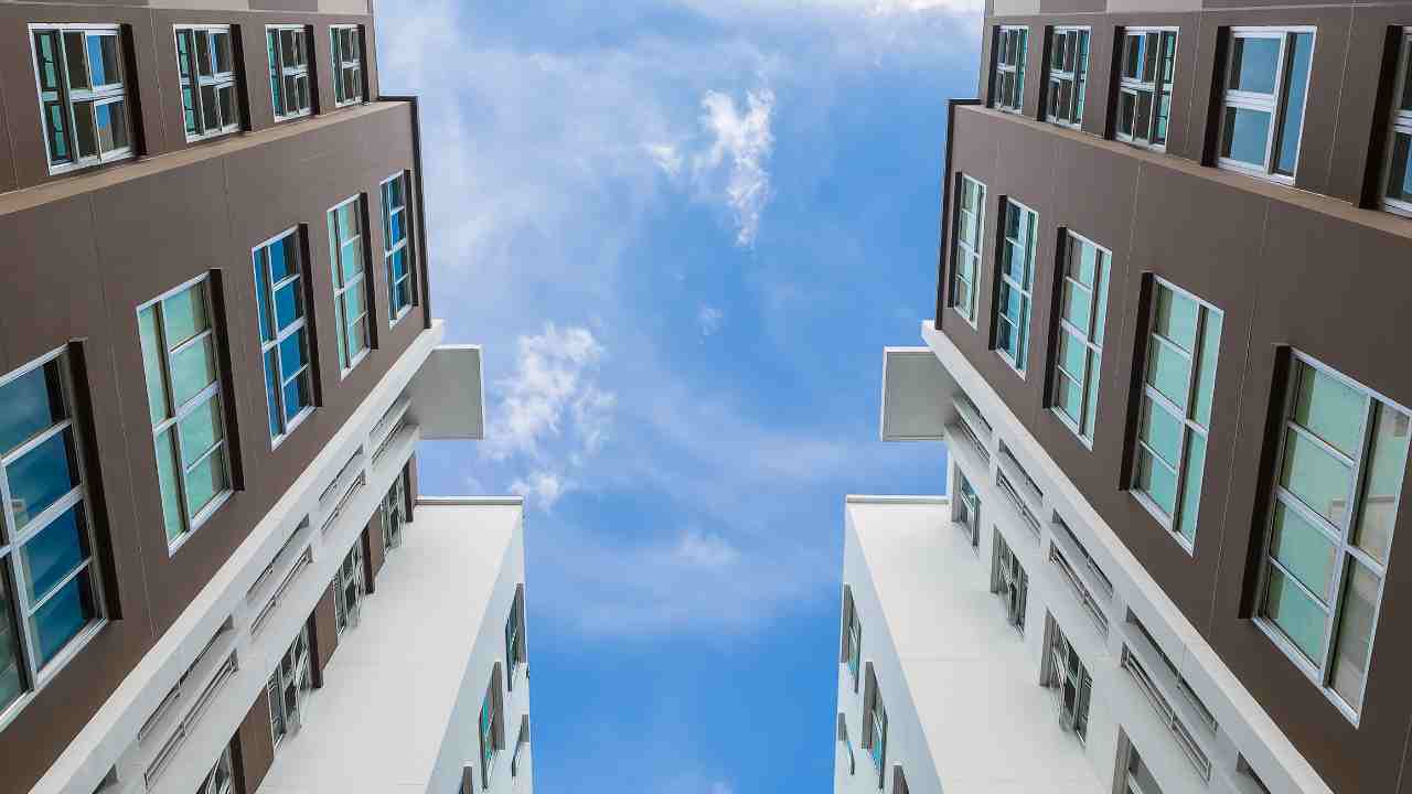 bambina cade balcone torino