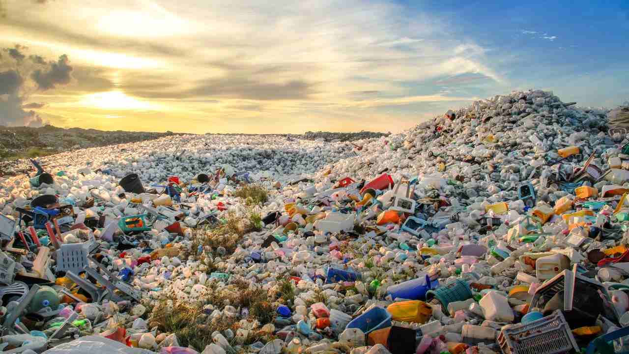 Plastica negli oceani fuori controllo: ecco cosa sta succedendo